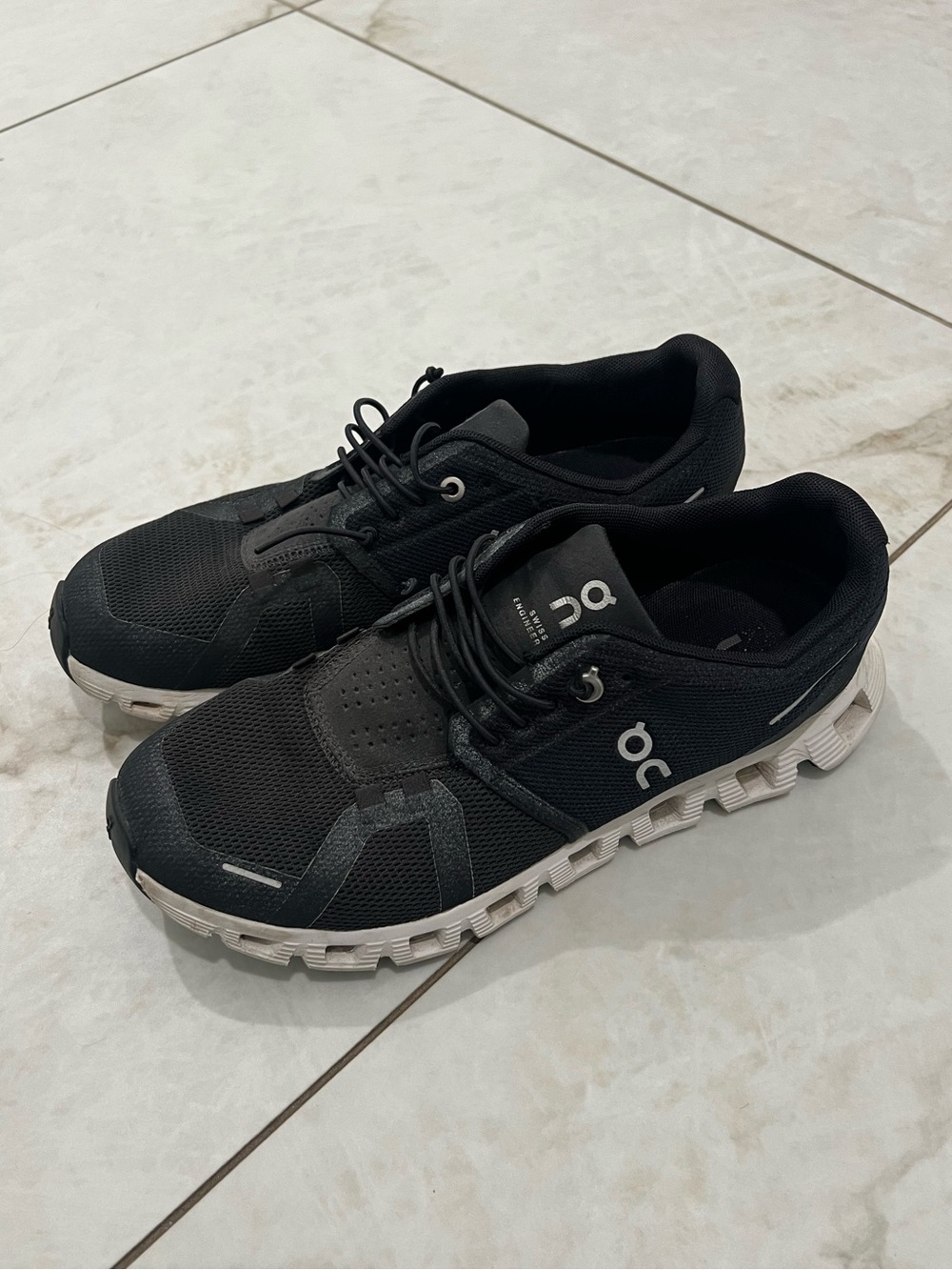 On Cloud 6 Black Running Sneakers Size 9 US